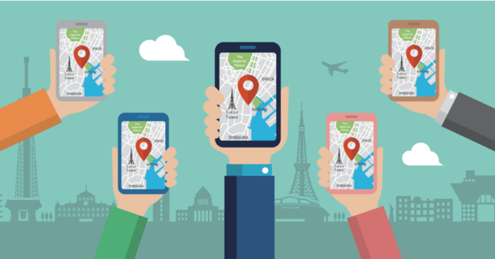 persone tengono in mano smartphone su maps