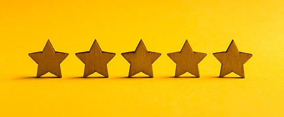 stelle recensione su sfondo giallo