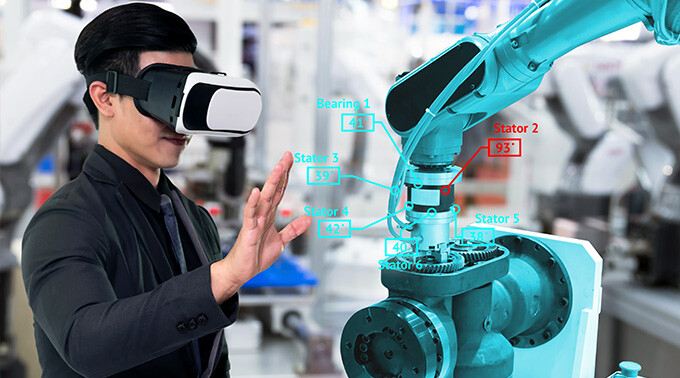 uomo osserva macchinario con occhiali vr