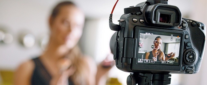influencer parla di fronte a telecamera