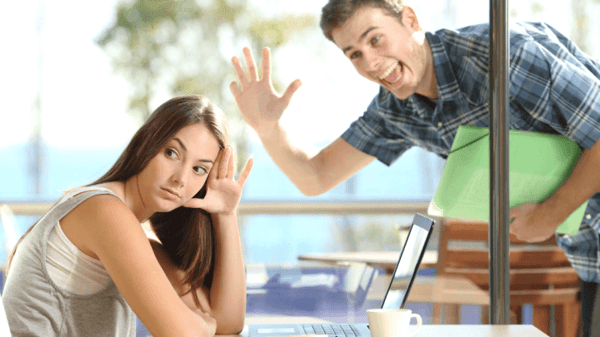 Donna si nasconde mentre un ragazzo la saluta con troppo entusiasmo