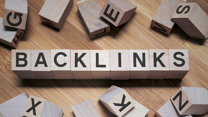 dadi di legno su tavolo con scritta backlink