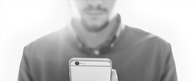 uomo con smartphone